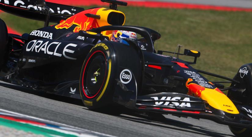 Verstappen: Remek fotó készülhetne, ha hárman egyszerre érkeznénk meg az 1-es kanyarhoz!