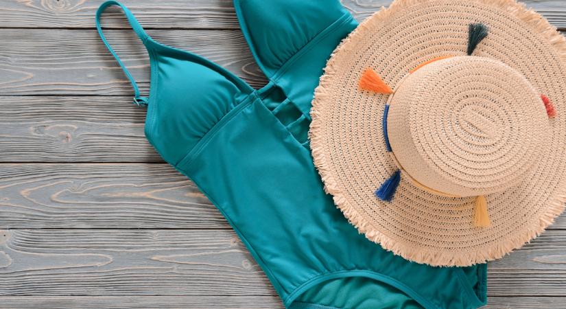 Előnyös fürdőruhák teltkarcsú alakon: saját magán mutatja be a blogger a fazonokat