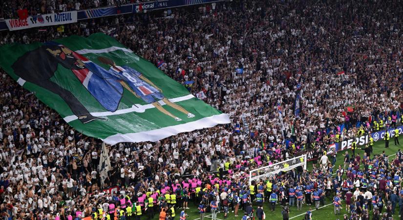 A Paris SG szurkolói óriásmolinóval emlékeztek meg Xanáról, a győztes PSG-edző elhunyt lányáról