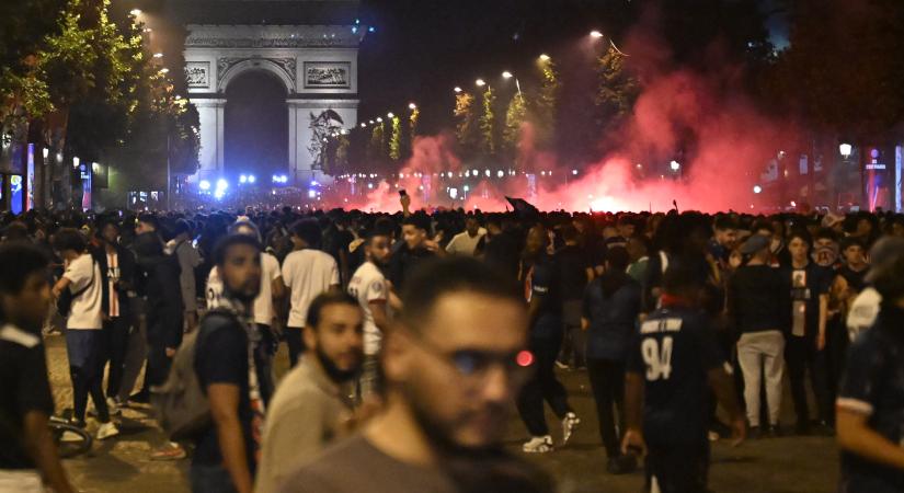 A PSG-t ünneplők közé hajtott egy autó és utcai rendbontások is voltak a BL-döntő után