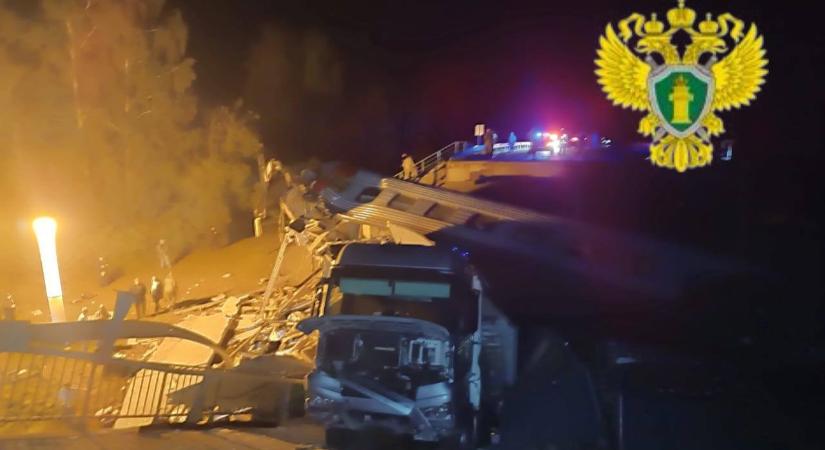 Összeomlott egy híd, kisiklatva egy személyvonatot, többen meghaltak – videó