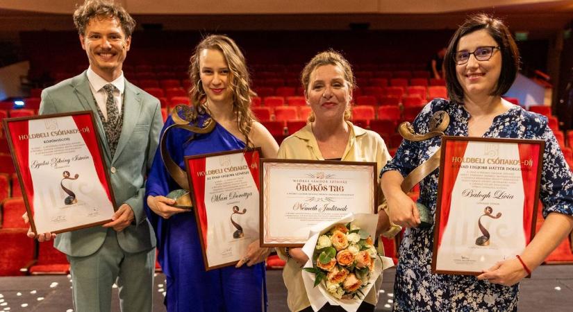 Holdbeli csónakosok társaságában gálázott a Weöres Sándor Színház, megvan az évad legjobb színésze