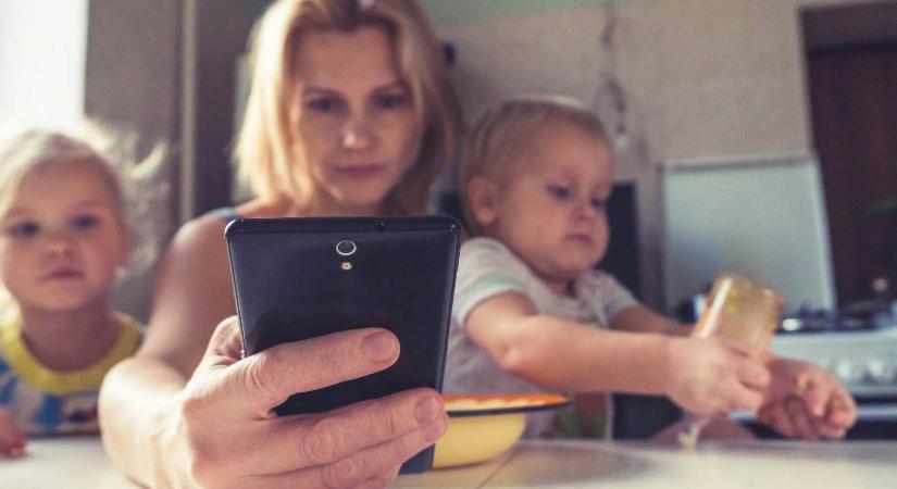 Kiposztolod a gyereked, mert cuki? – Így használhatják ki pedofilok és csalók az ártalmatlannak hitt képeket