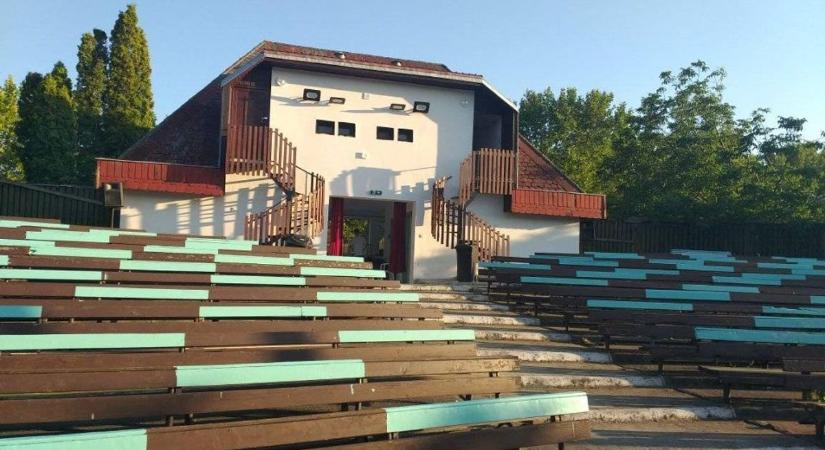 Őrület, mekkora ez a kertmozi a Balatonnál