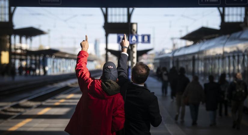 Hatályba lépett a késési biztosítás, ha 20 percnél többet késik a vonat, a kék agglomerációs és a helyközi busz vagy a HÉV, akkor visszaadják a jegyár felét