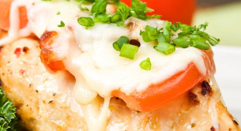 Mennyei paradicsomos-mozzarellás csirkemell: omlós hús, olvadozó sajt