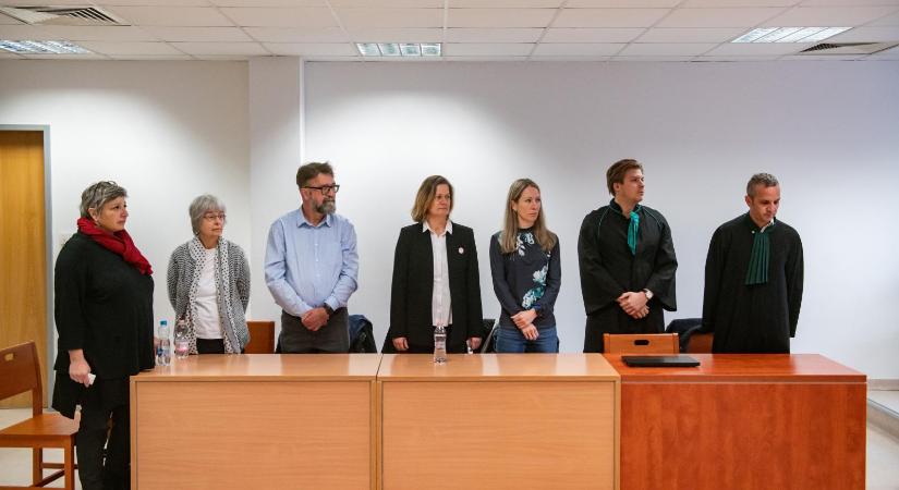 A Kölcsey Ferenc Gimnázium kirúgott tanárai arra kérték Magyar Pétert, hogy a Tanítanék Mozgalomnak utalja a perköltség összegét
