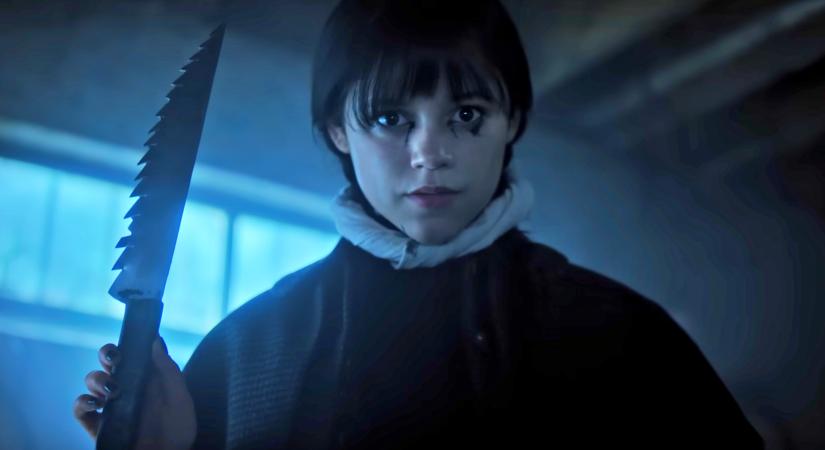 Egy különleges betekintőben megnézhetitek a Wednesday 2. évadának első hat percét, amelyben Jenna Ortega hősnőjét egy horrorisztikus teadélutánra kényszerítik, de visszavág