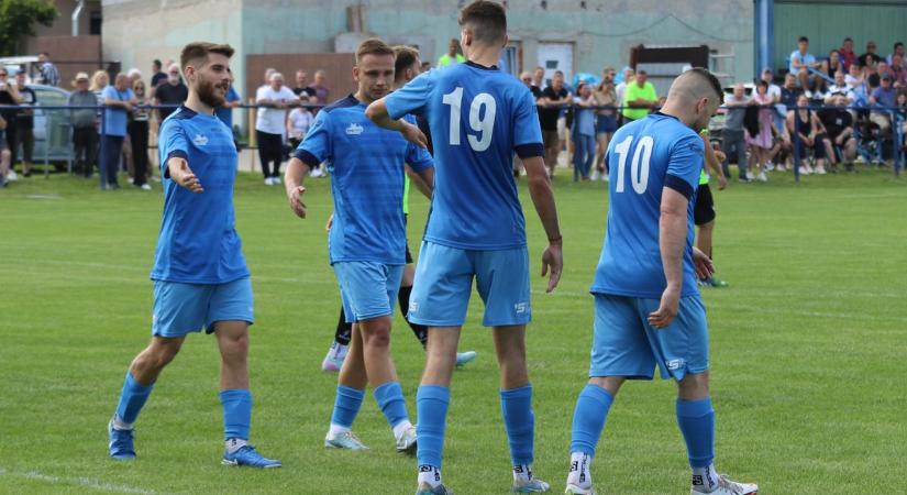 Így vette át a kupát a Dombóvár FC (galériavideó)