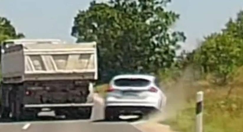Centiken múlott: videón a pillanat, majdnem tragédia lett az előzésből