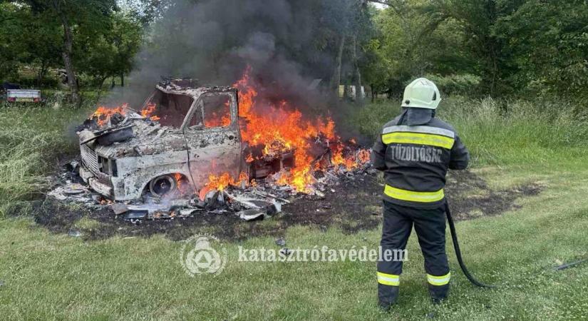 Hatalmas lángokkal égett egy lakóautó a szomszédos vármegyében
