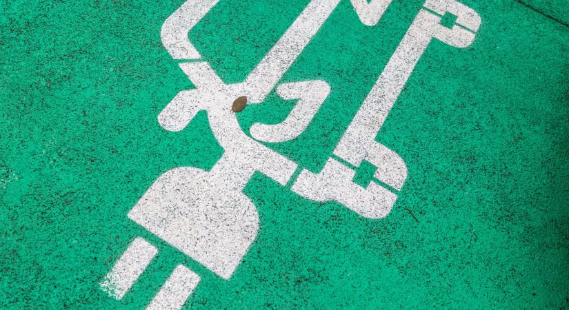 A keretösszeg fele kifizetésre került a vállalati e-autó programban