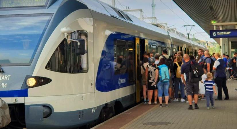 Mától húsz perc késés után visszatérítik a MÁV és Volán-jegyek árának felét