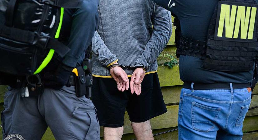 Dunakeszi polgármestere nem vonja vissza a letartóztatott javítóintézet igazgatójának kitüntetését: J. Péter Pál külföldieknek közvetített ki örömlányokat