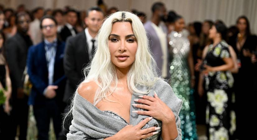 Kim Kardashian 32 éves fotót posztolt – rá sem ismerni a rengeteg plasztika nélkül