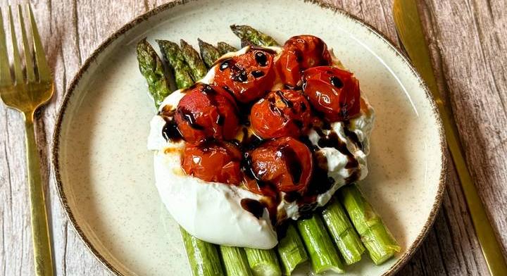 Roppanós spárga sült paradicsommal: krémes burrata koronázza meg