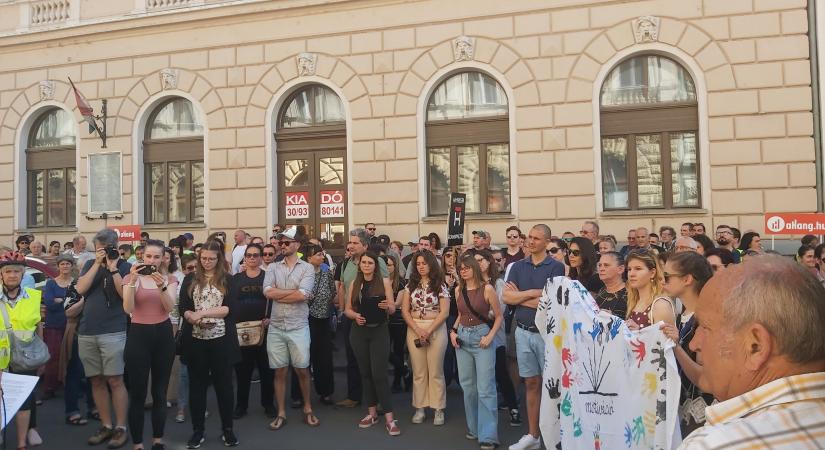 ,,Ez egy kétségbeesett hatalom utolsó próbálkozása”- Szegeden is tüntettek az ellehetetlenítési törvény ellen