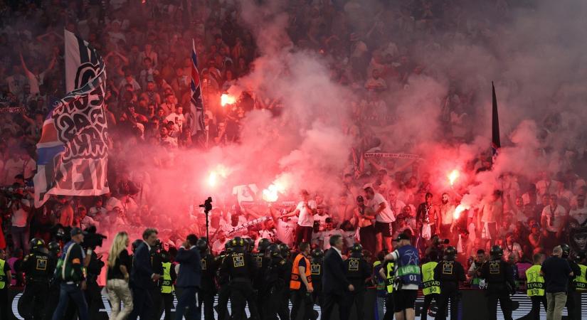 Felrobbant Párizs: őrült módon ünnepelték a PSG szurkolói a BL-győzelmet – a rendőrök könnygázt és vízágyúkat is bevetettek