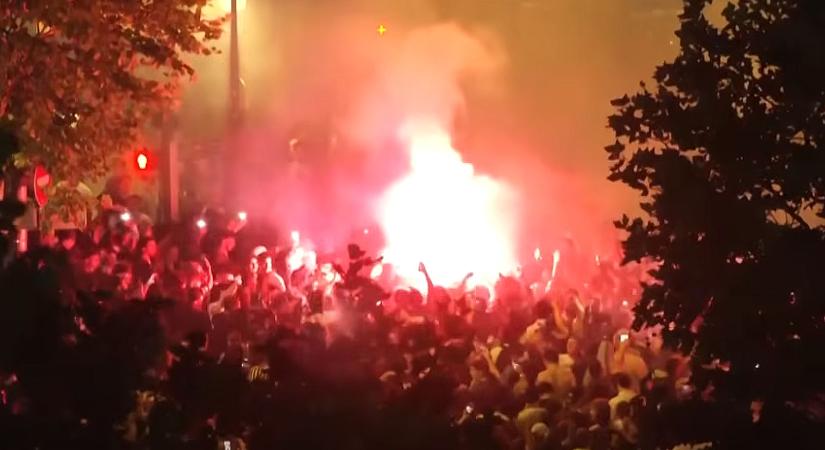 Rongálásokba, összecsapásokba torkollt a szurkolók ünneplése Párizsban, egy fiatalt megkéseltek