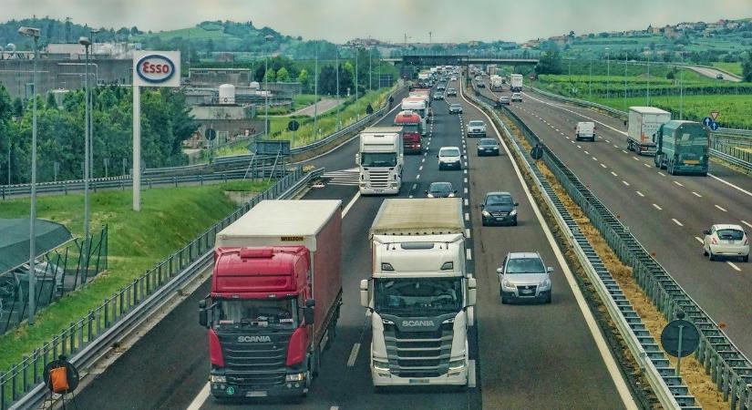 Teljes káosz az M1-esen – több autó ütközött össze, lezárták az autópályát Hegyeshalomnál