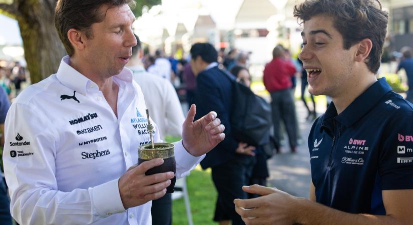 F1: A rivális pilótáját védi a csapatfőnök