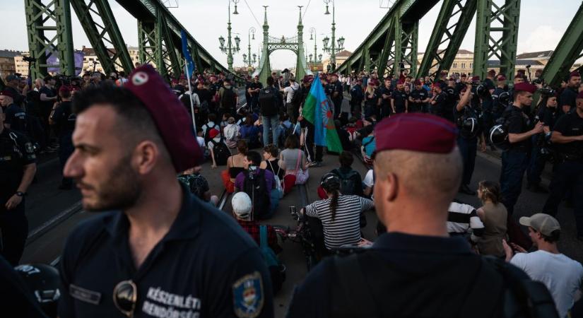 A Momentum elnöke feljelenti a zsámbéki fideszes képviselőt, aki állítása szerint Dunába küldte volna a hidakon tüntető „buzikat”
