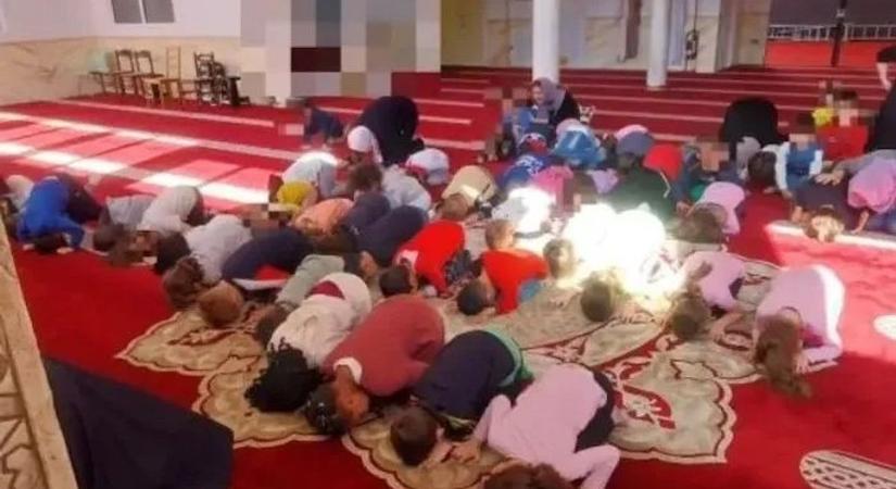 „Elfogadhatatlan indoktrináció” – olasz óvodásokat tanítottak Mekka felé imádkozni egy mecsetben, óriási botrány lett belőle
