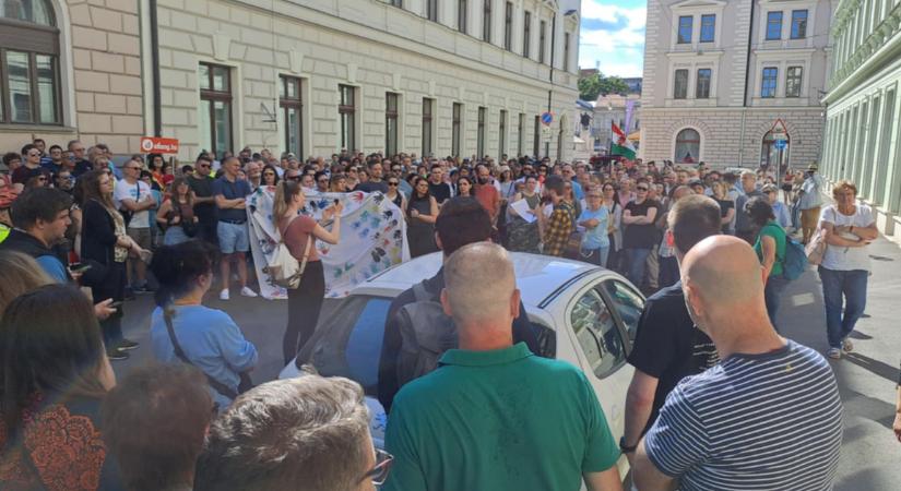 Másfél hét alatt 17 városban tüntetett az átláthatósági törvény ellen az aHang
