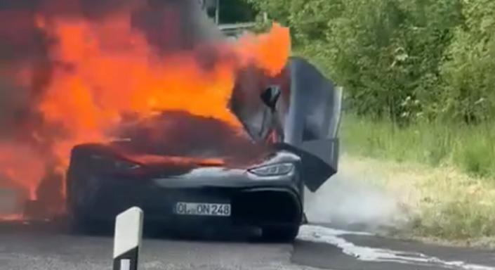 Durva tűz nyelte el a milliárdos álomautót