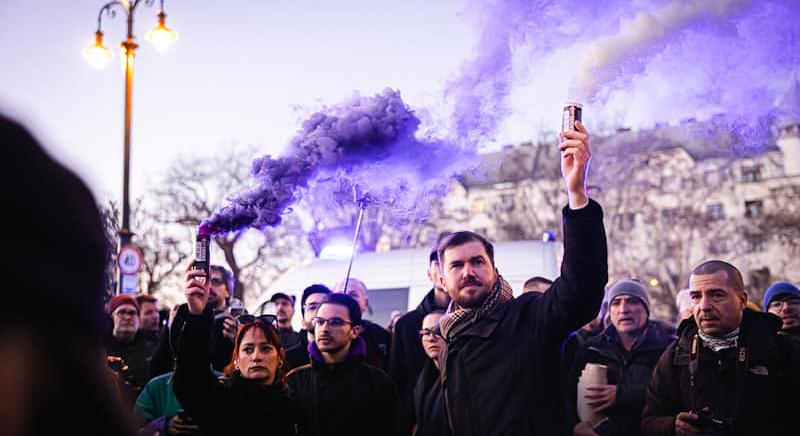 A Momentum elnöke feljelenti a fideszes képviselőt, aki Dunába vetné a „buzikat”