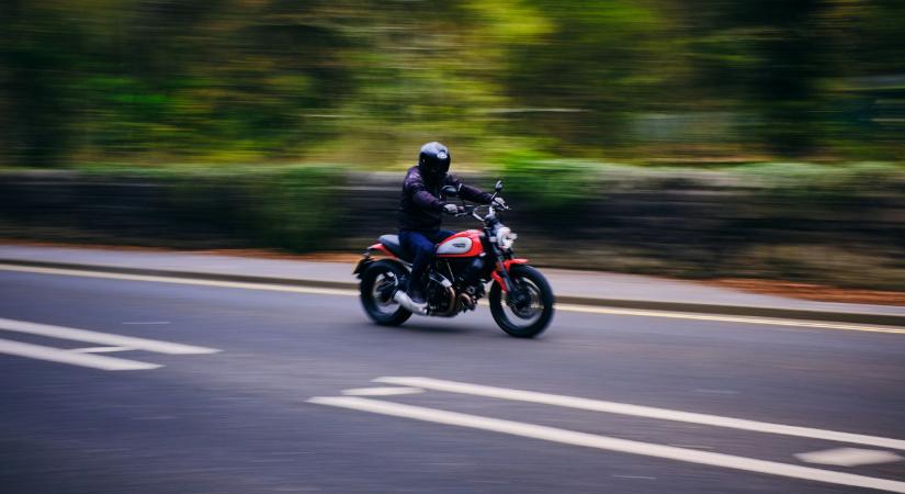 Két motoros karambolozott – lángok és teljes útzár a Velencei-tó előtt