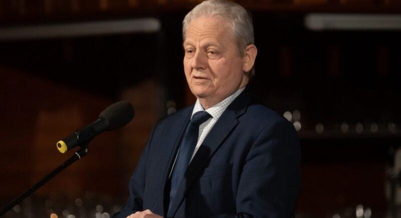 Könyv, pénz, vízfolyás