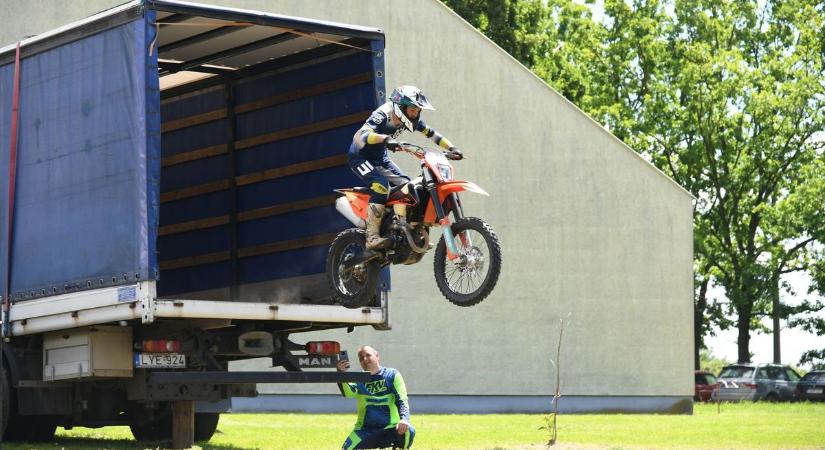 Motorosok, csikósok és rengeteg finomság: ilyen volt a hortobágyi falunap!