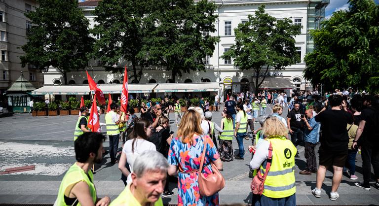 Néma menettel tiltakoznak Budapesten a független sajtó és a civil szervezetek „elnémítása” ellen