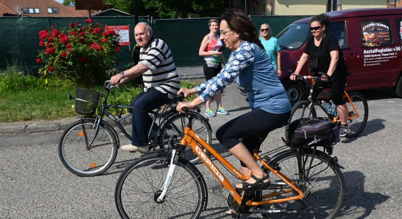 Ahol a kapcsolatuk kezdődött, ott ballagott a lányuk – futva, tekerve, túrázva gyűjtöttek az Evezősért