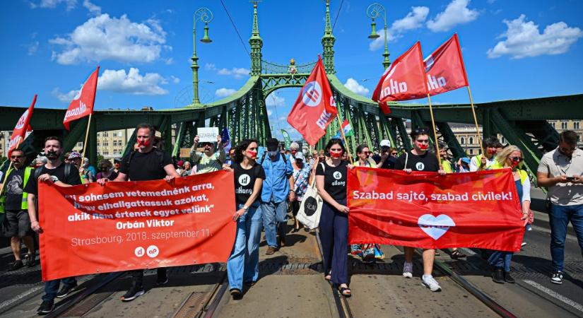 Leragasztott szájjal vonultak Budapesten a független sajtó és a civilek elnémítása ellen tiltakozók