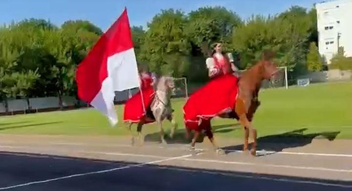 Ilyen nincs: Lóháton került a labda a pályára a magyar focimeccsen - videó