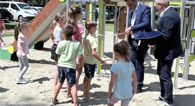 Közösségi érdekképviselet az új játszótéri eszköz mellett