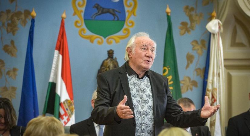 Meghatott világsztár nyert el díszpolgári címet Gyöngyösön
