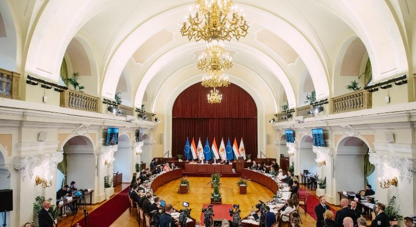 Csőd fenyegeti Budapestet, Baranyi Krisztina és Vitézy Dávid összehívta a rendkívüli ülést