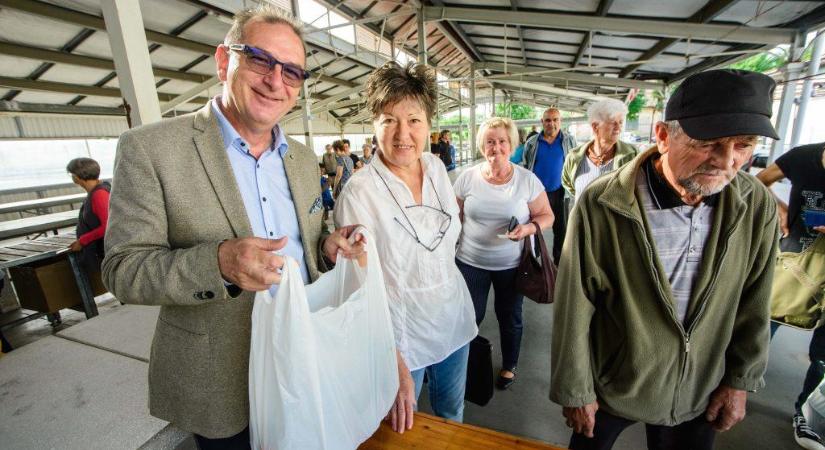 Mind a 17 ezer tő muskátli új otthonra lelt (fotókkal)
