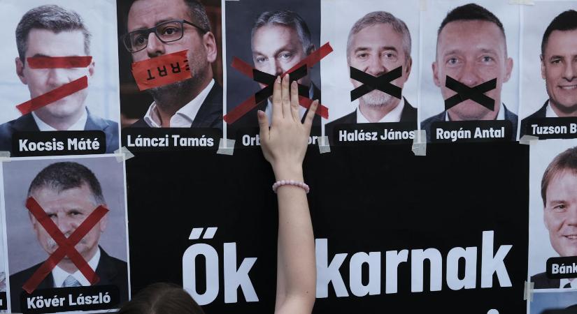 Leragasztott szájjal tiltakoztak a Fidesz szájkosártörvénye ellen Budapesten