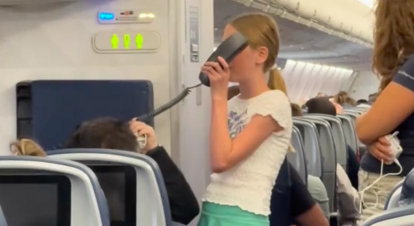 Nagy késésben van a repülőjárat: hirtelen egy lány leemeli a stewardessek mikrofonját... - Videó