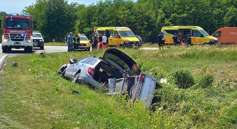 Karambol a 86-os úton: gyerekek is utaztak az egyik autóban