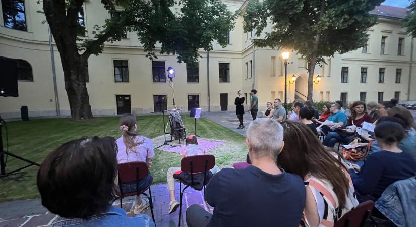 Színművészek tartottak felolvasást Debrecenben, az Irodalom Éjszakáján – videó