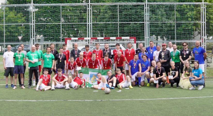 Remekül fociztak a Médiacentrum Debrecen munkatársai, bronzérmet akasztottak a nyakukba
