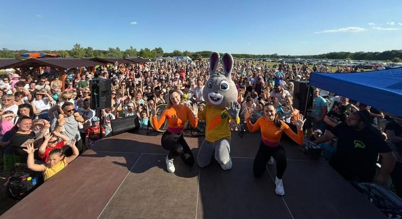 Az ölbői gyereknapon az égből is cukorka hullott - videó