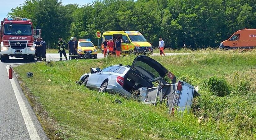 Csúnya baleset: Mercedes és Porsche ütközött össze – fotókkal és videóval!