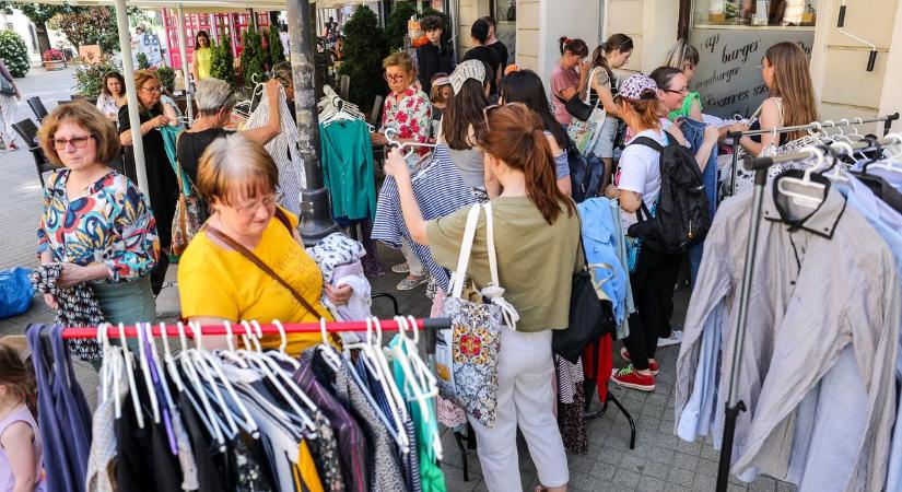 Használt ruhák tucatjai cseréltek gazdát vasárnap Győrben - fotók
