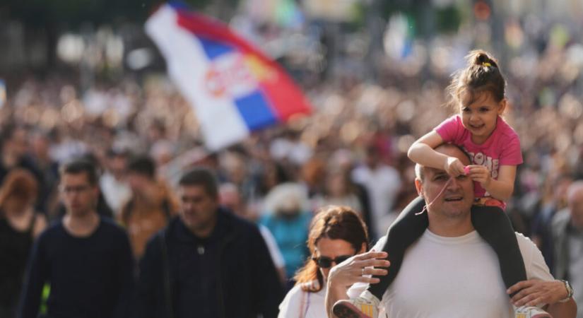 Országszerte tünteteknek a választások kiírásáért